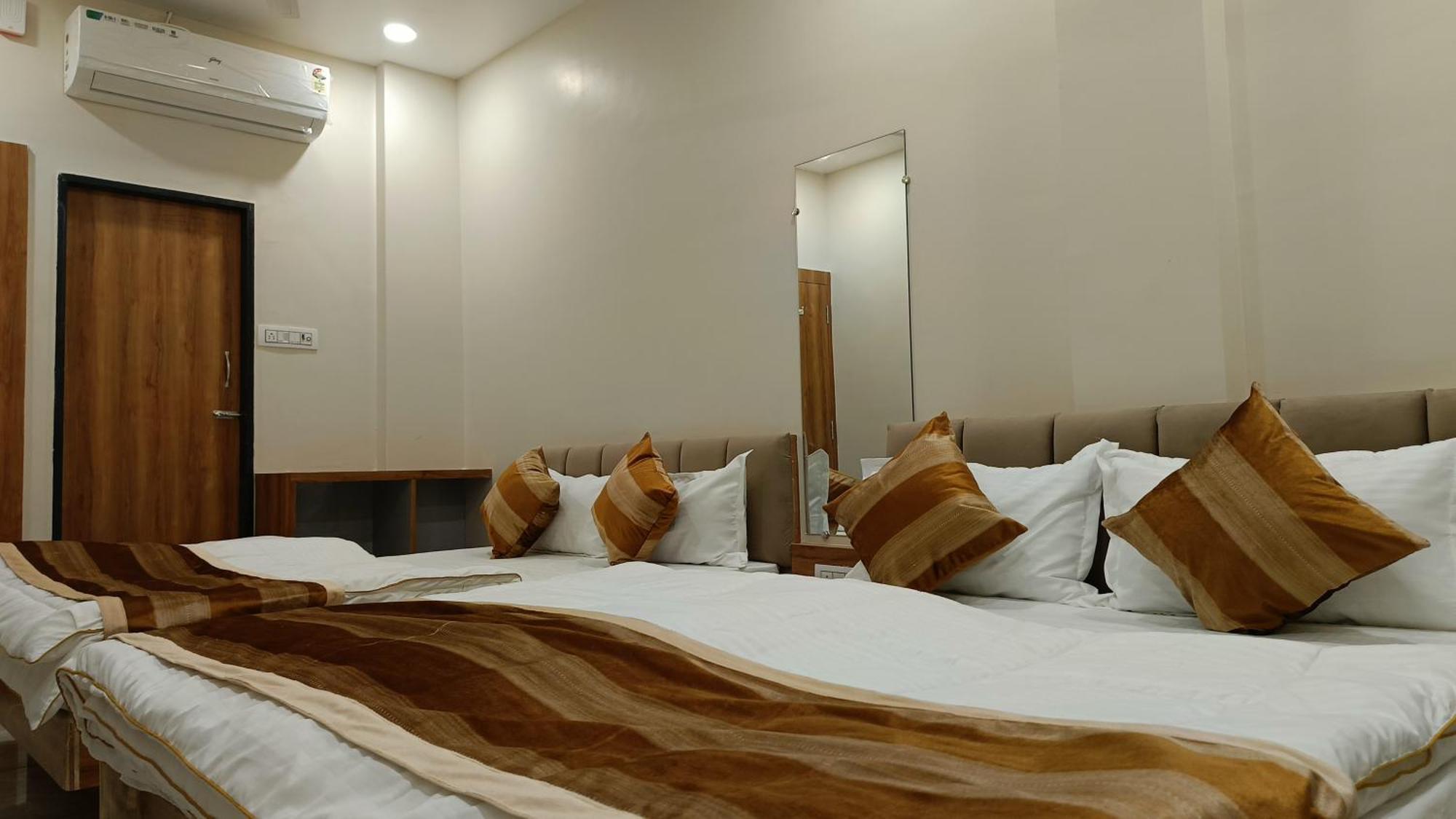 Shree Shyamraj Hotel อุจเจน ภายนอก รูปภาพ