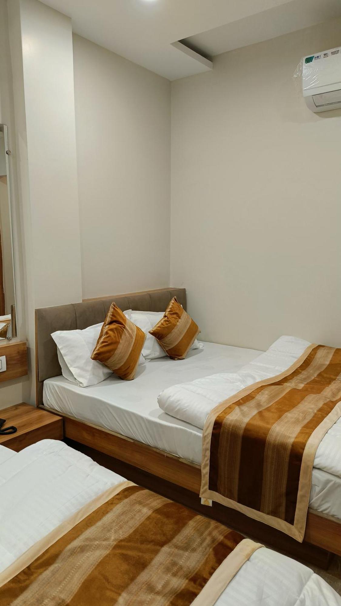 Shree Shyamraj Hotel อุจเจน ภายนอก รูปภาพ