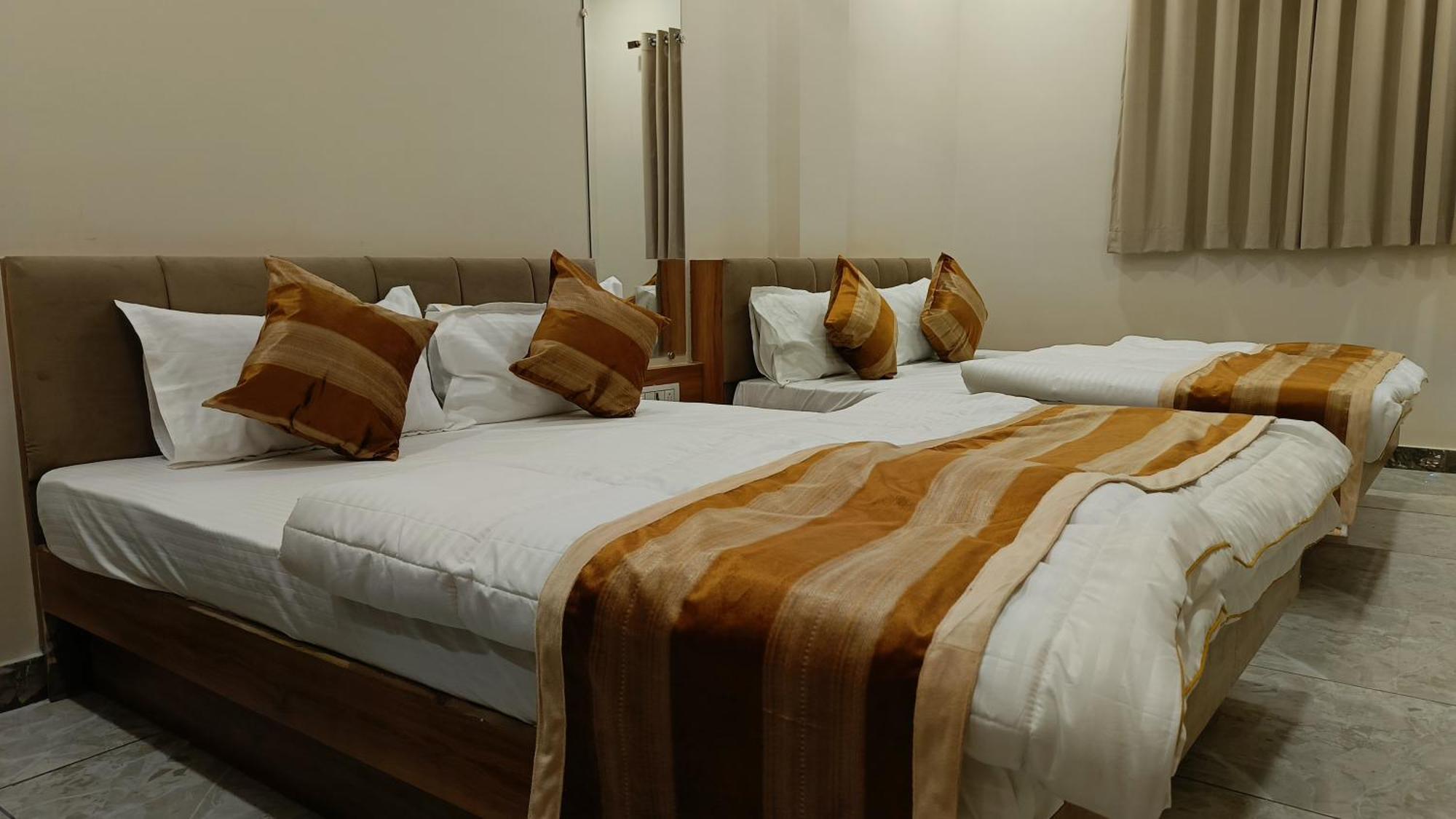 Shree Shyamraj Hotel อุจเจน ภายนอก รูปภาพ