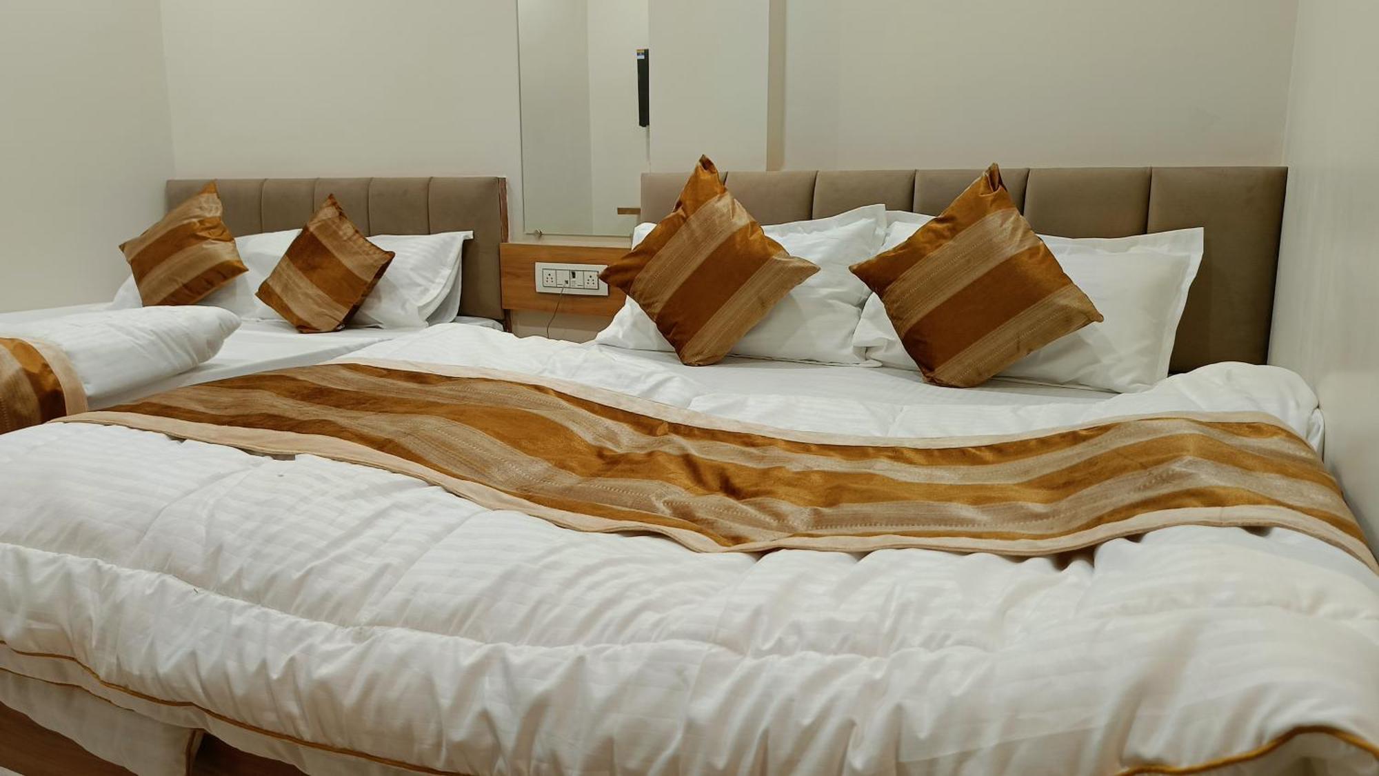 Shree Shyamraj Hotel อุจเจน ภายนอก รูปภาพ